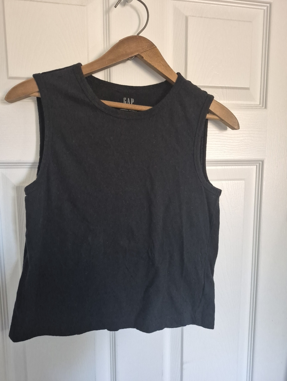 GAP Women's Black Sleeveless Crewneck Tank